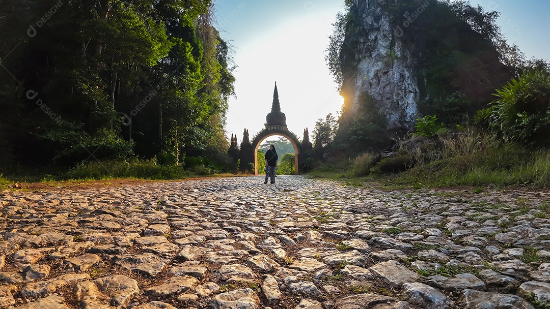 Paisagem do belo nascer do sol no Parque Khao Na Nai Luang Dharma em Surat Thani Tailândia