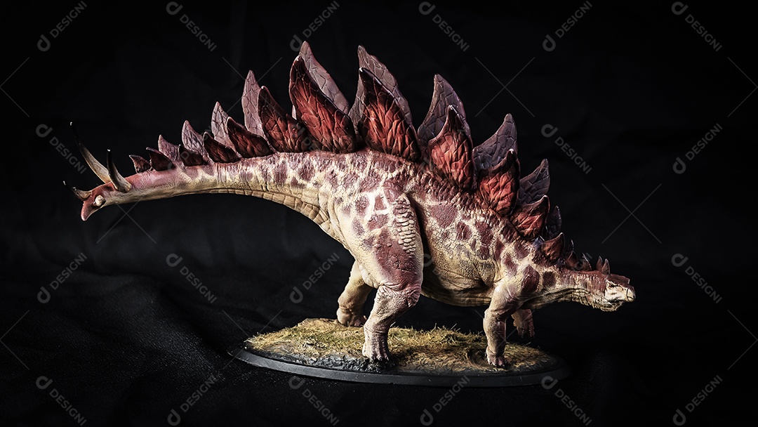 Belo dinossauro sobre fundo isolado