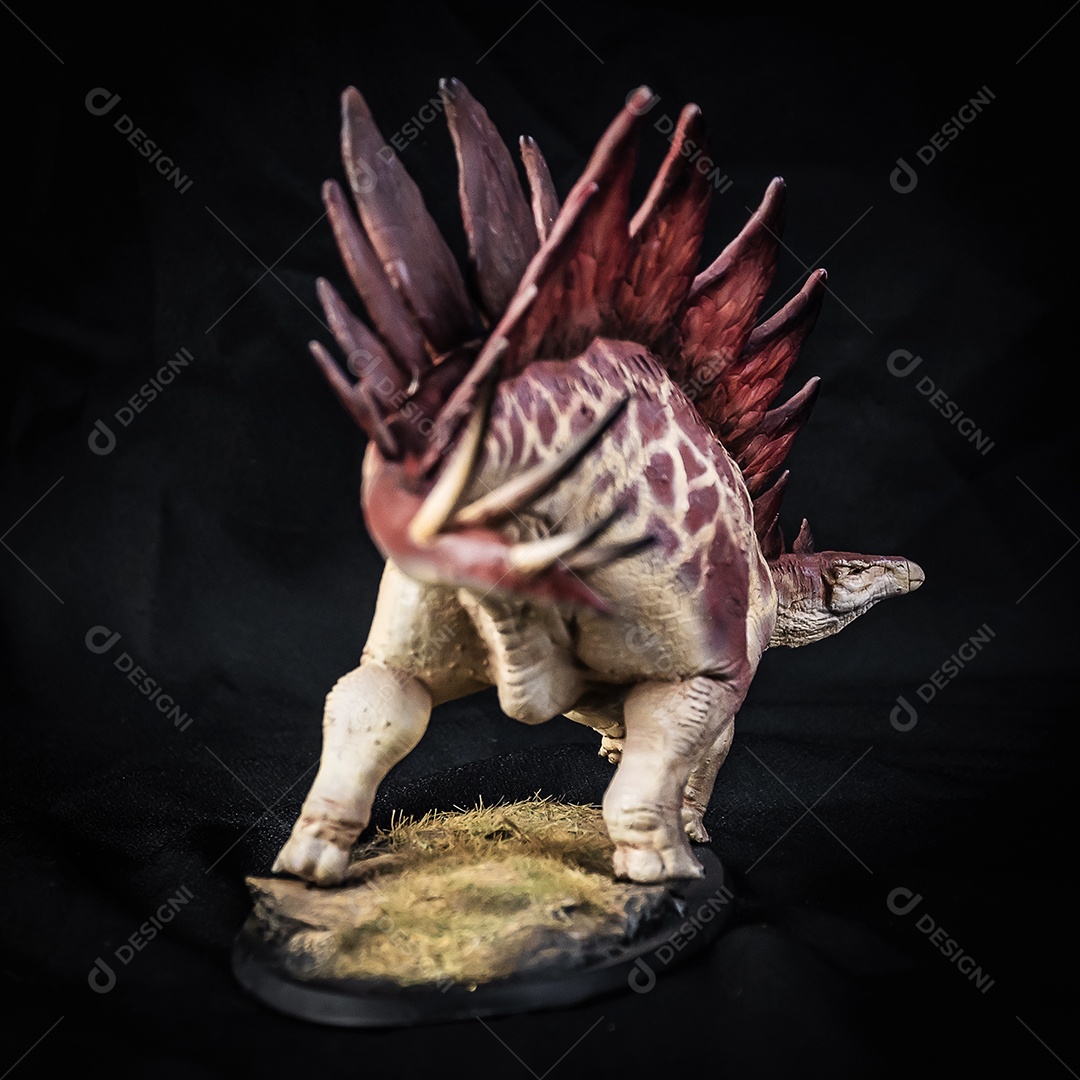 Belo dinossauro sobre fundo isolado