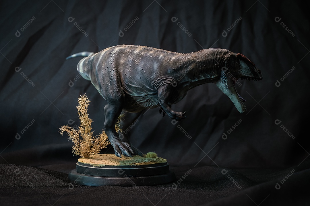 Belo dinossauro sobre fundo isolado