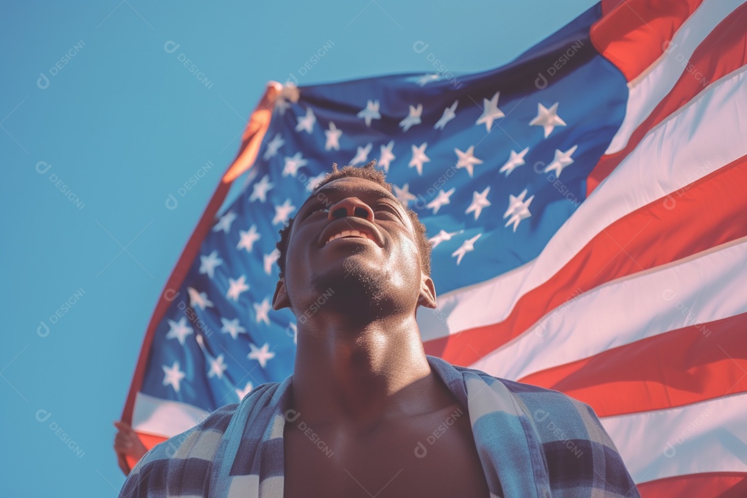 4 de julho comemorando o feriado com bandeira americana no céu azul