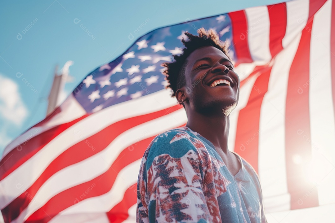 Homem 4 de julho comemorando o feriado com bandeira americana no céu azul