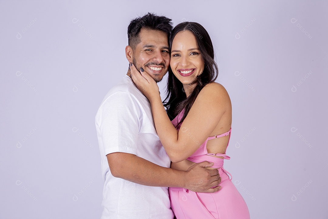 Lindo casal sorridente abraçados