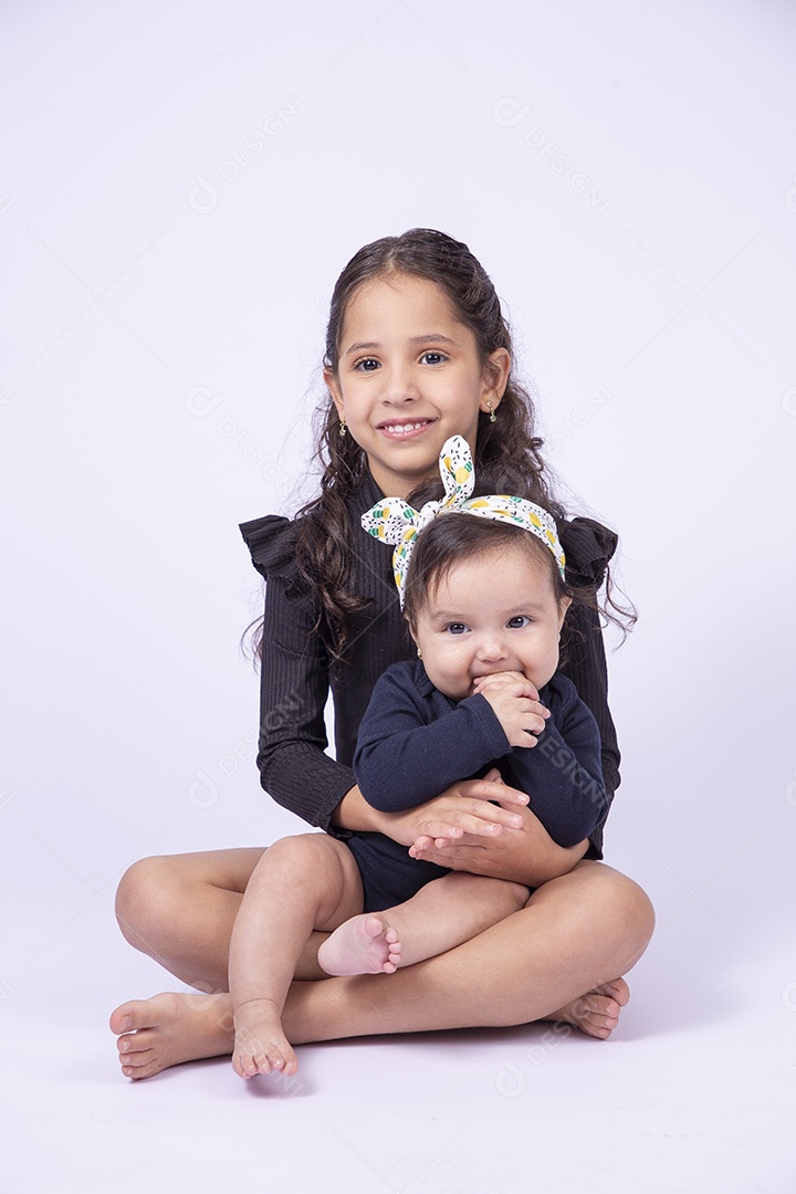 Duas crianças meninas sorridentes em fundo branco