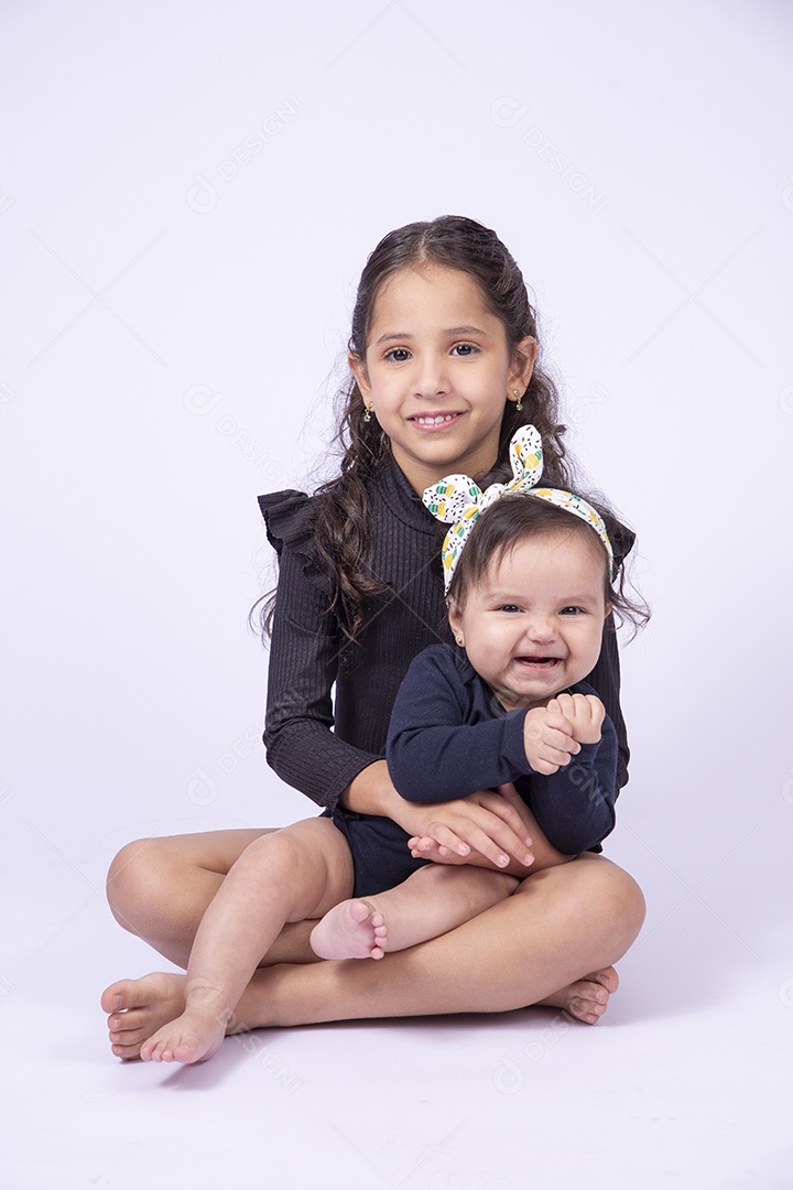 Duas crianças meninas sorridentes em fundo branco