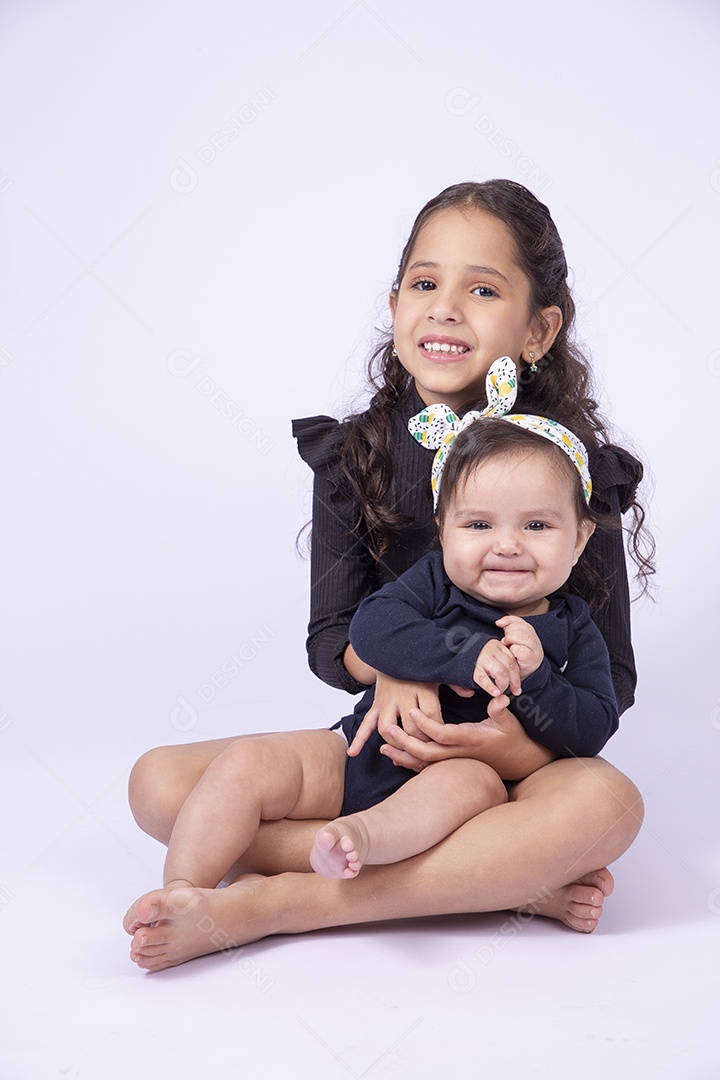 Duas crianças meninas sorridentes em fundo branco