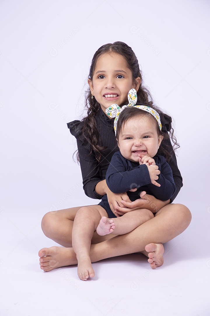 Duas crianças meninas sorridentes em fundo branco
