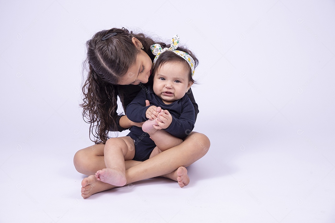 Duas crianças meninas sorridentes em fundo branco
