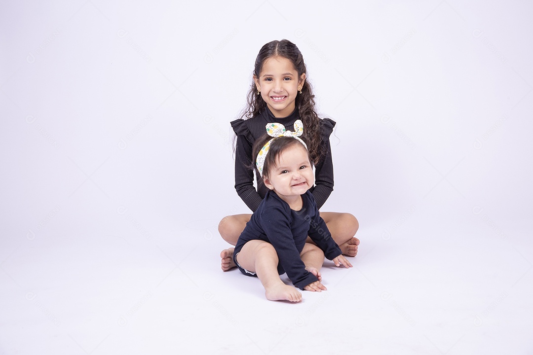 Duas crianças meninas sorridentes em fundo branco