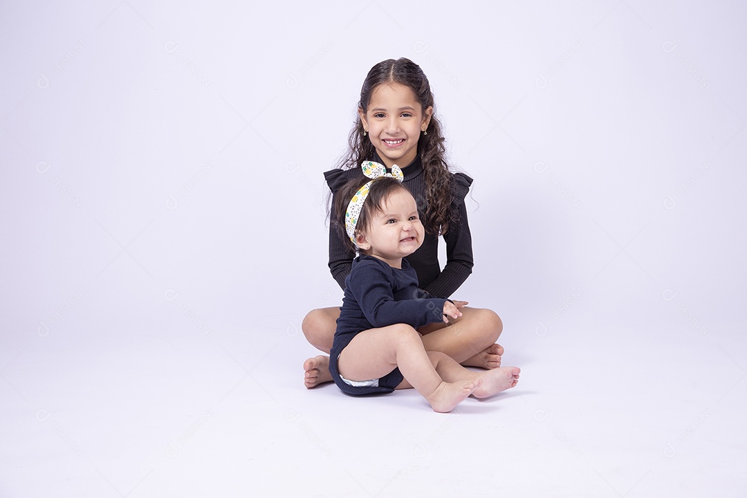 Duas crianças meninas sorridentes em fundo branco