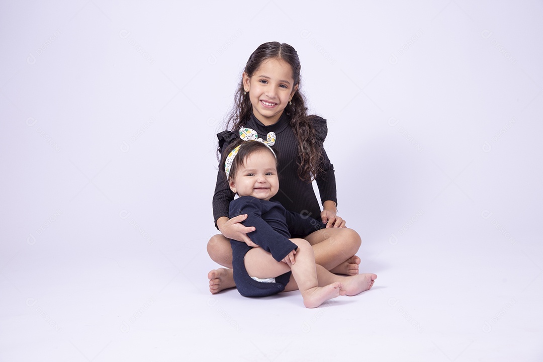 Duas crianças meninas sorridentes em fundo branco