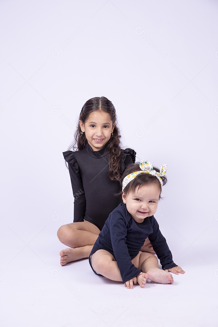 Duas crianças meninas sorridentes em fundo branco