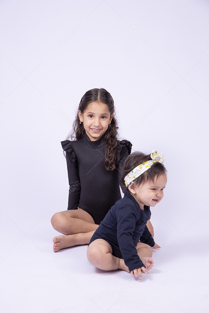 Duas crianças meninas sorridentes em fundo branco
