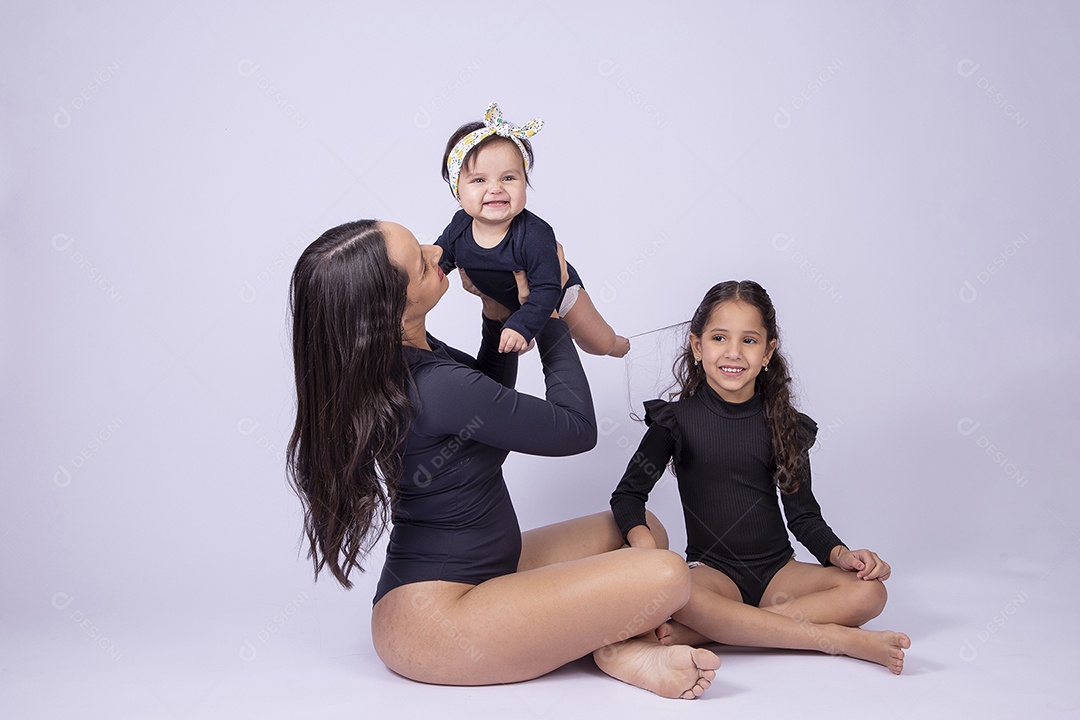 Linda família mãe com duas filhas sorridentes em fundo branco