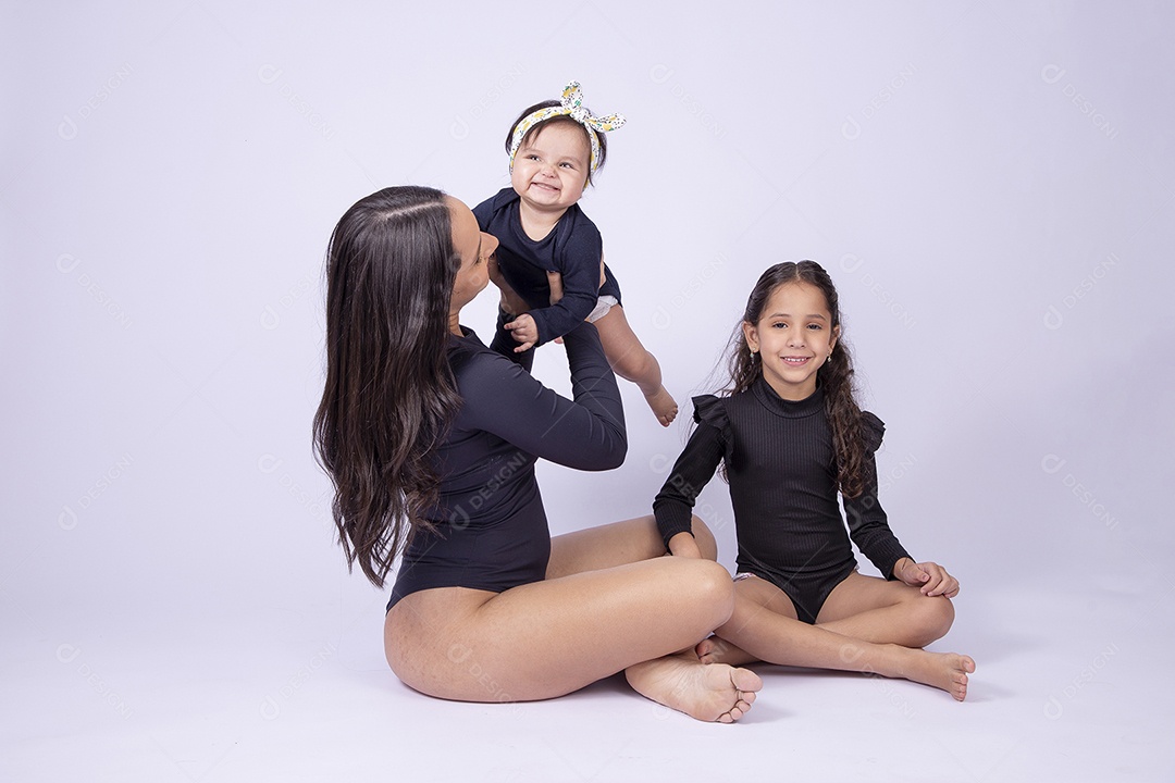 Linda família mãe com duas filhas sorridentes em fundo branco