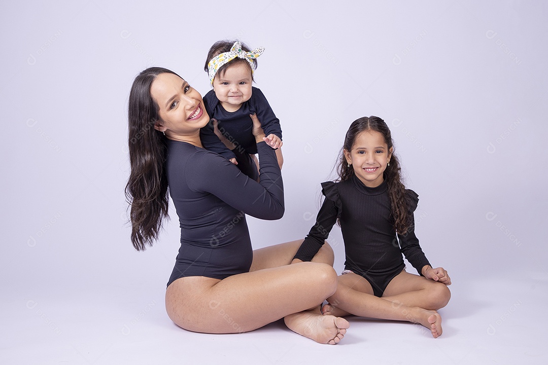 Linda família mãe com duas filhas sorridentes em fundo branco