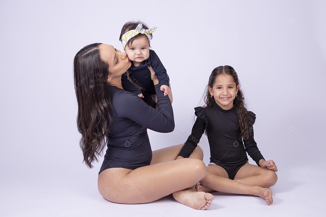 Linda família mãe com duas filhas sorridentes em fundo branco