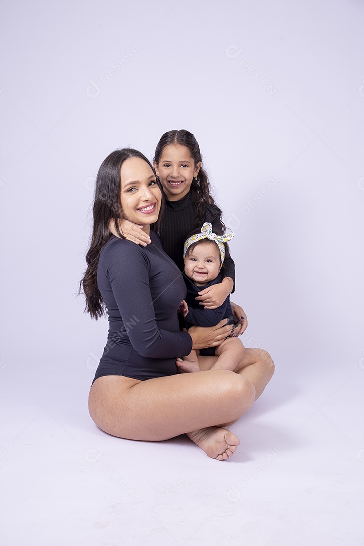 Linda família mãe com duas filhas sorridentes em fundo branco