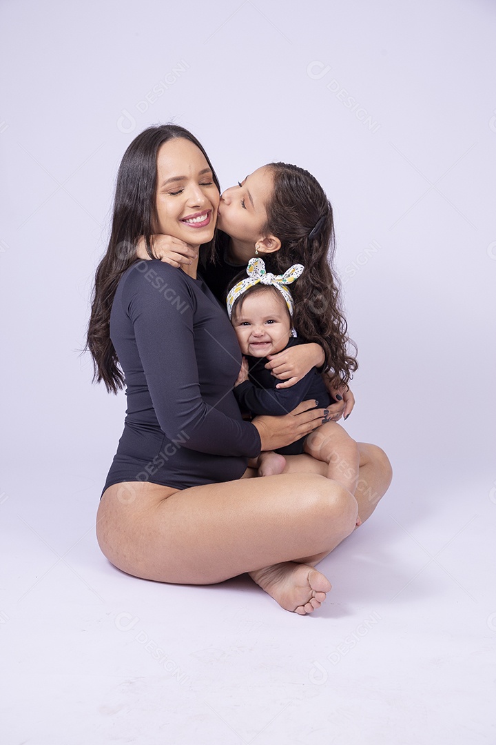 Linda família mãe com duas filhas sorridentes em fundo branco