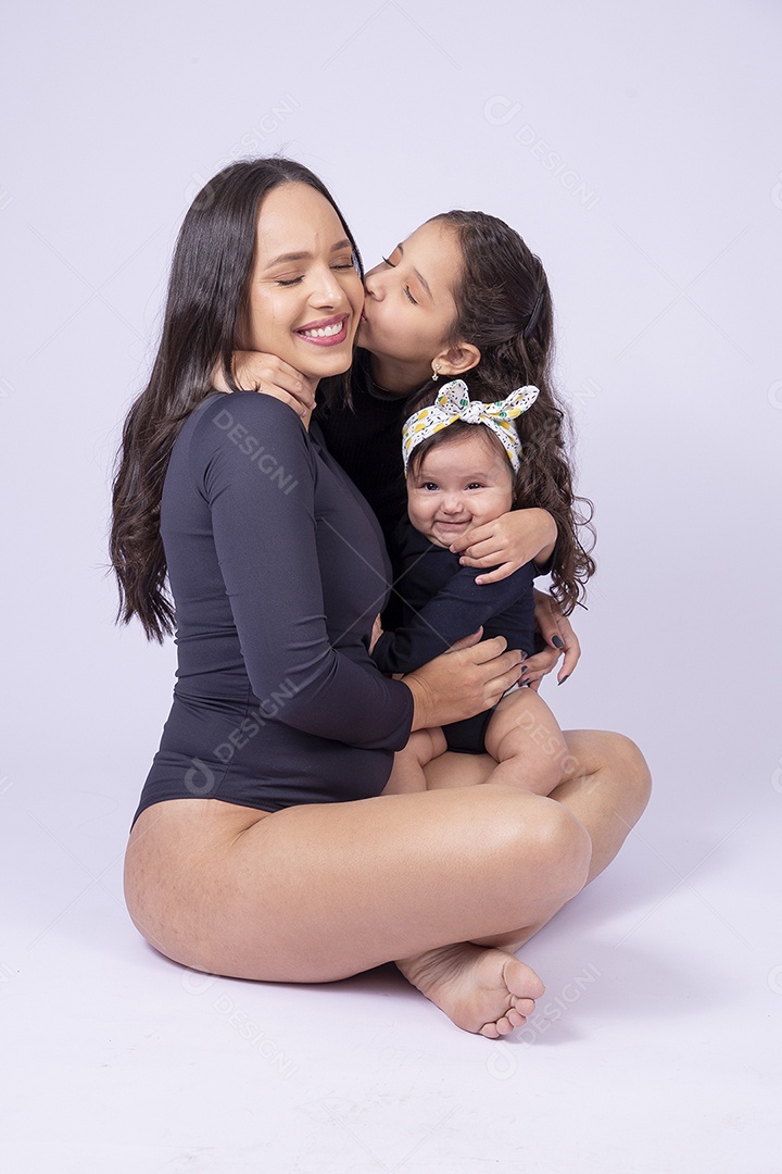 Linda família mãe com duas filhas sorridentes em fundo branco