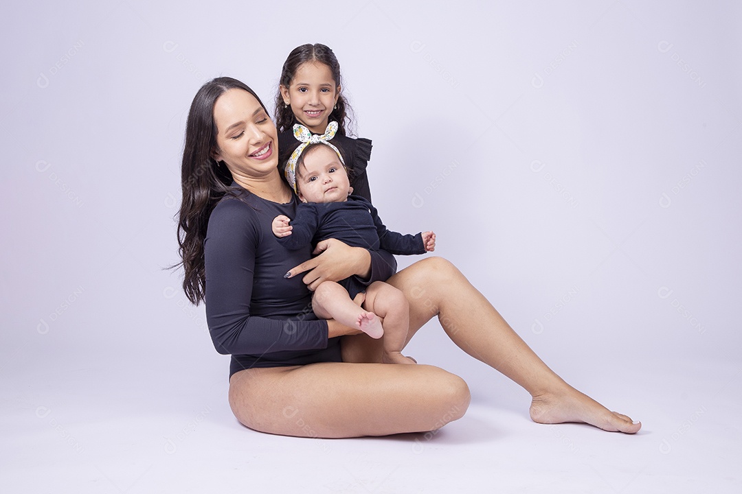 Linda família mãe com duas filhas sorridentes em fundo branco