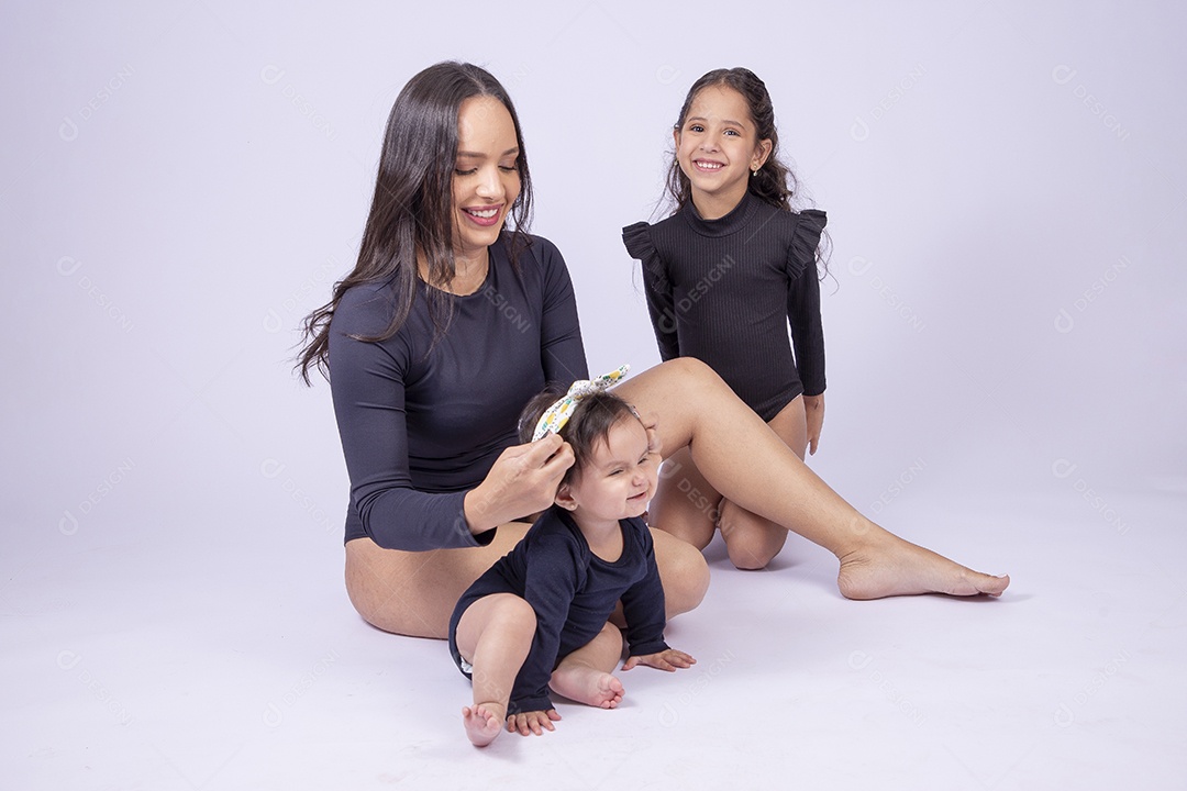 Linda família mãe com duas filhas sorridentes em fundo branco