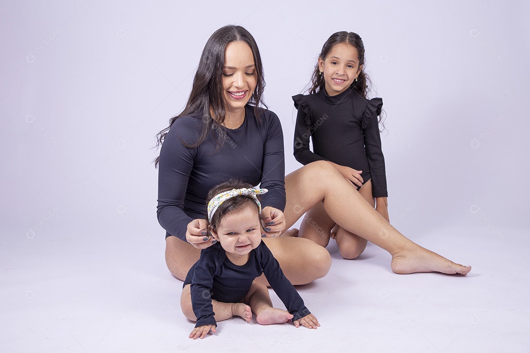 Linda família mãe com duas filhas sorridentes em fundo branco