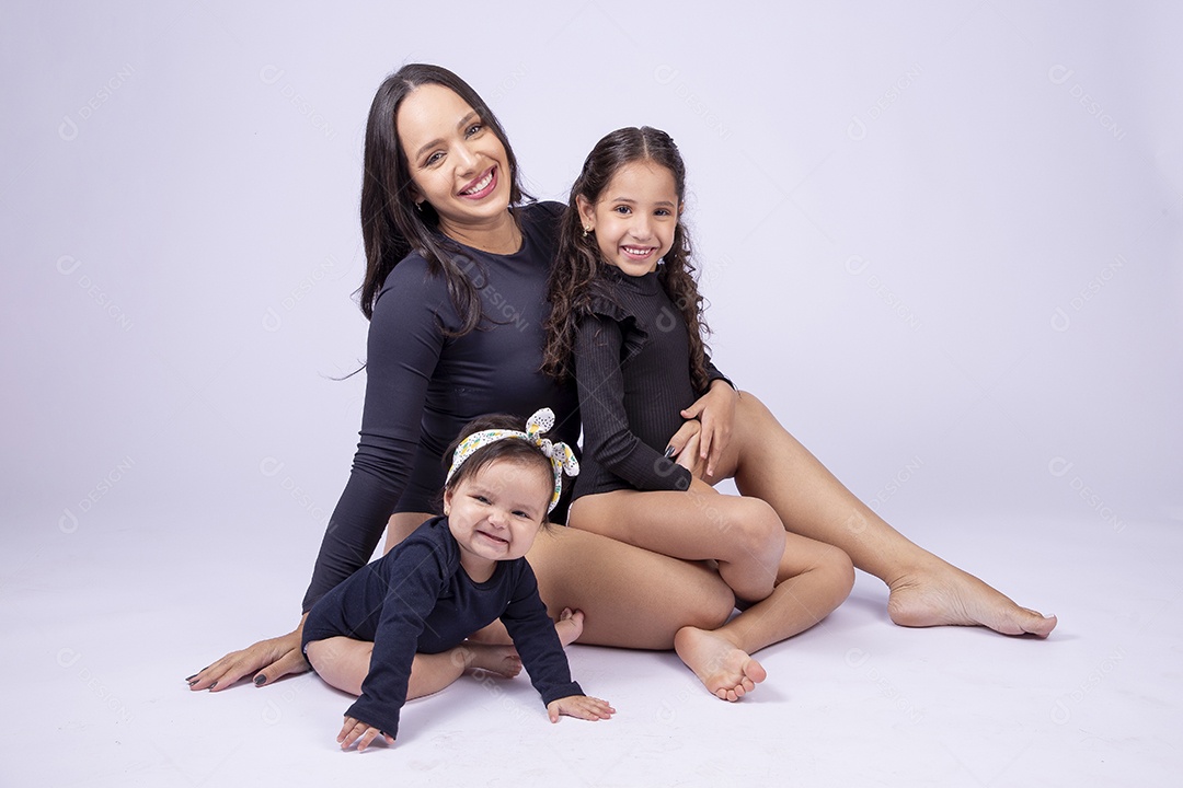 Linda família mãe com duas filhas sorridentes em fundo branco