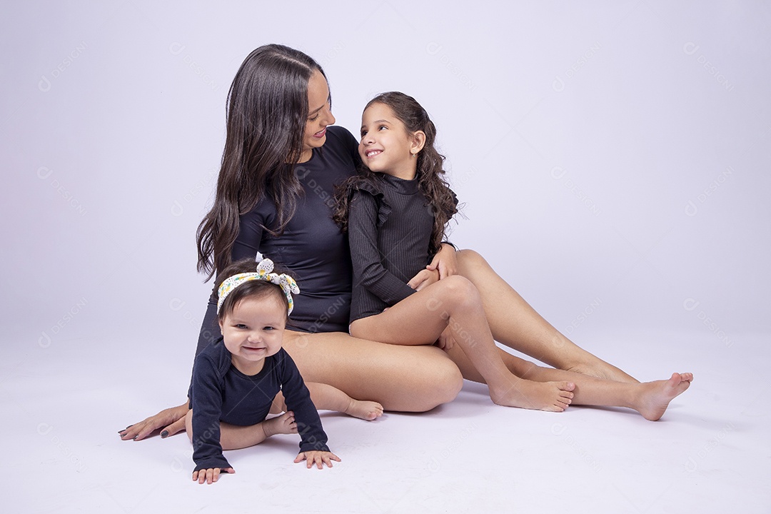 Linda família mãe com duas filhas sorridentes em fundo branco