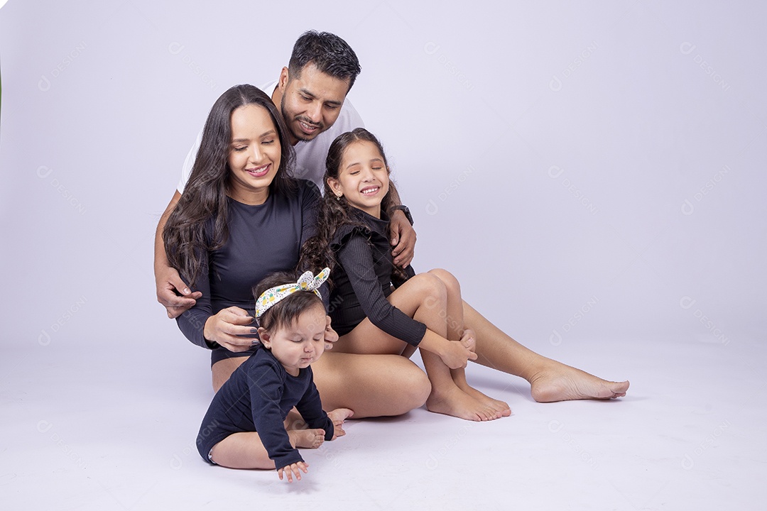 Linda família sorridentes em fundo branco