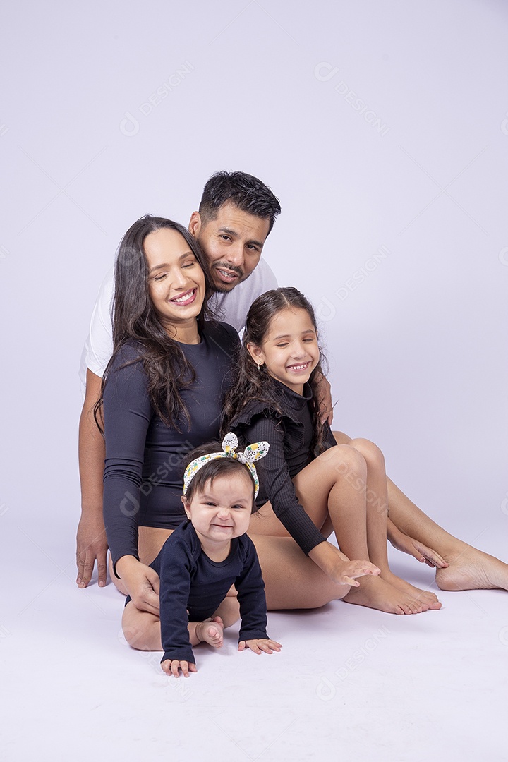 Linda família sorridentes em fundo branco