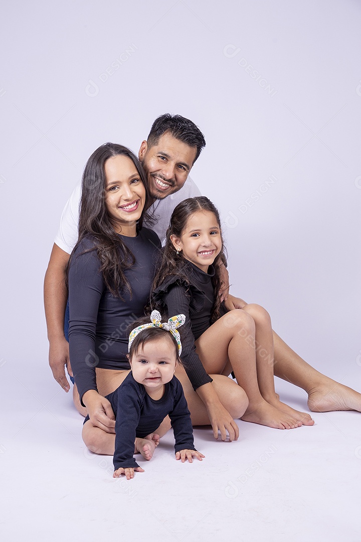 Linda família sorridentes em fundo branco