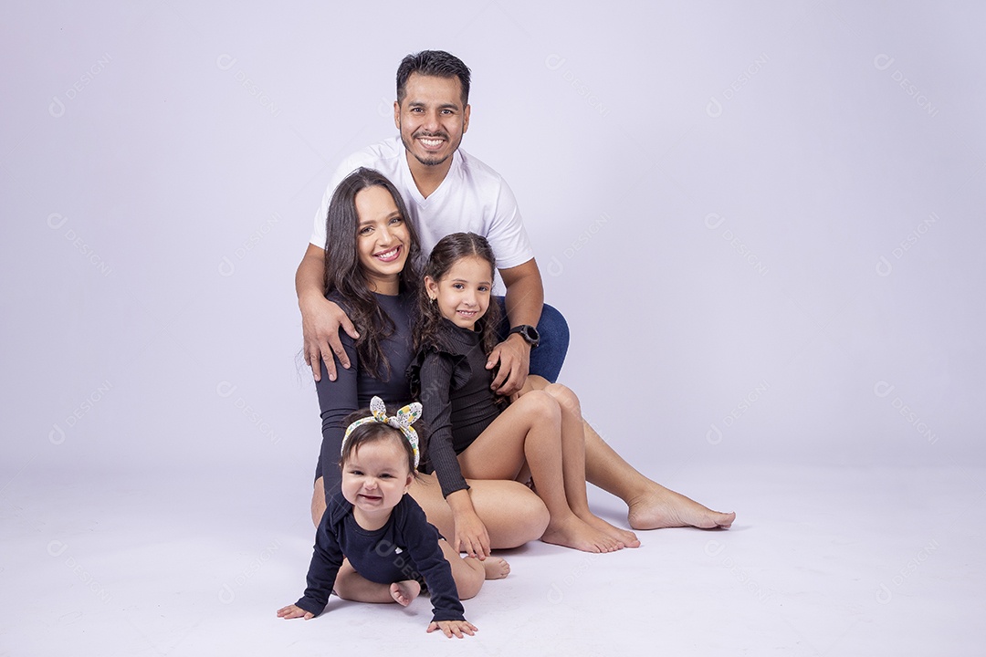 Linda família sorridentes em fundo branco