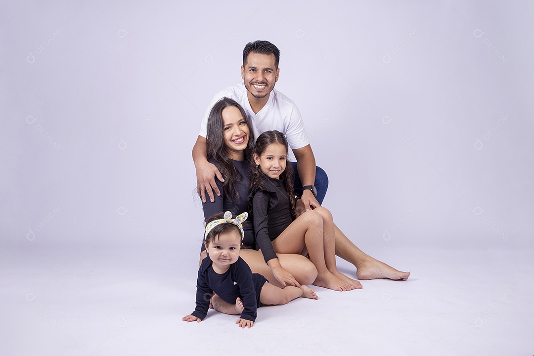 Linda família sorridentes em fundo branco