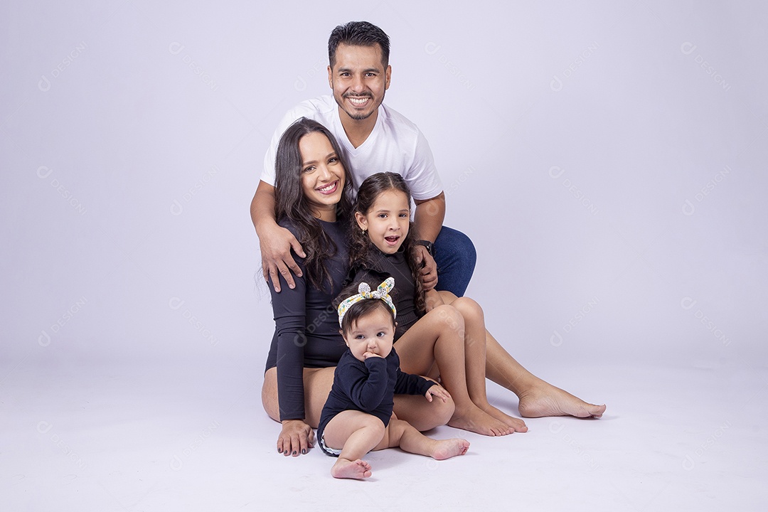Linda família sorridentes em fundo branco