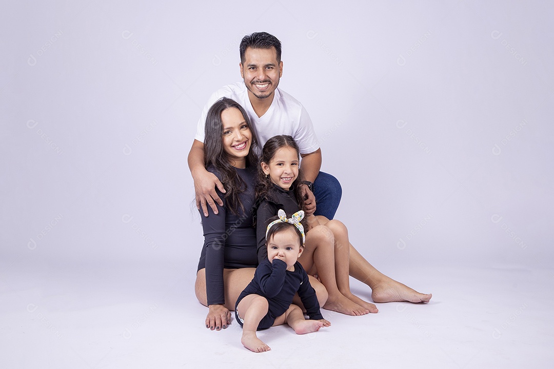 Linda família sorridentes em fundo branco