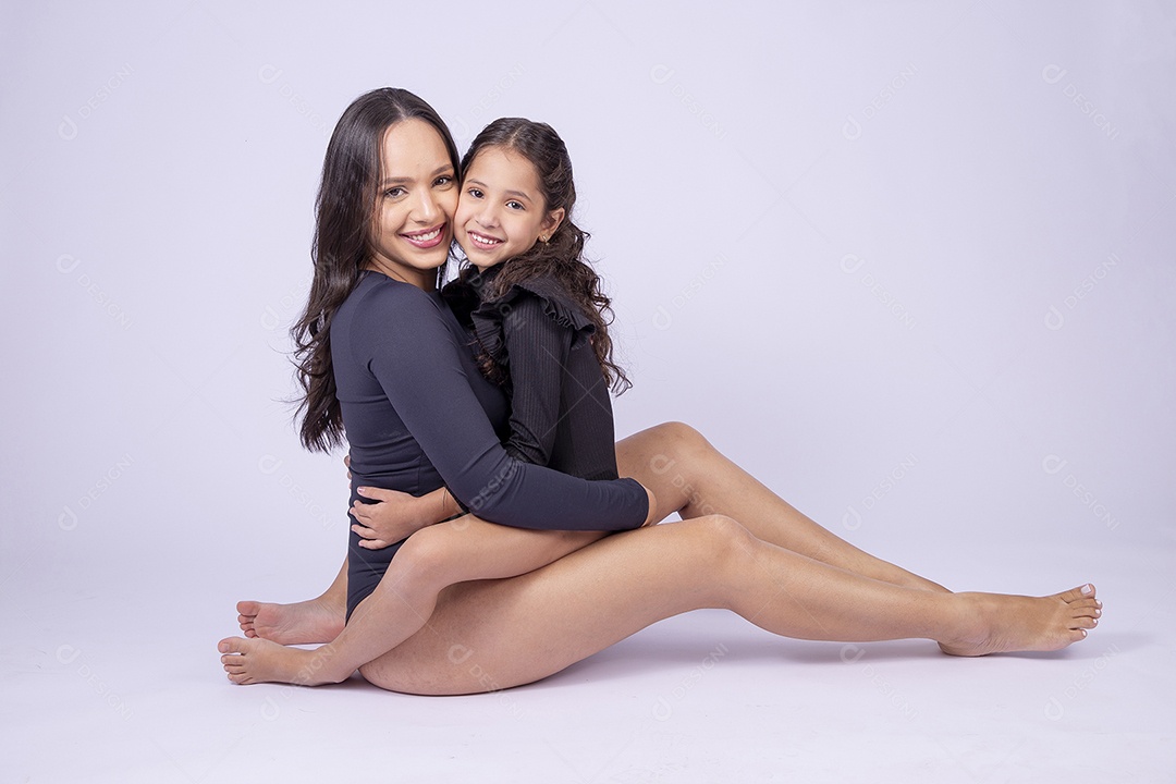 Retrato mulher com filha pequena criança