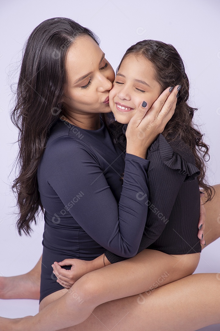 Retrato mulher com filha pequena criança