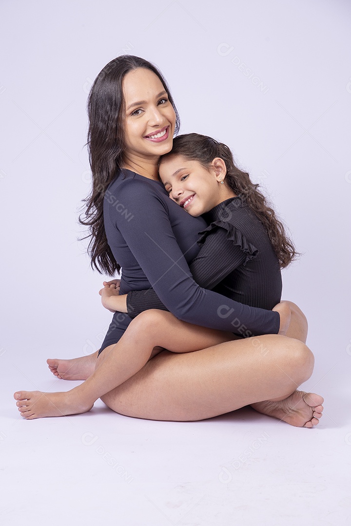 Retrato mulher com filha pequena criança
