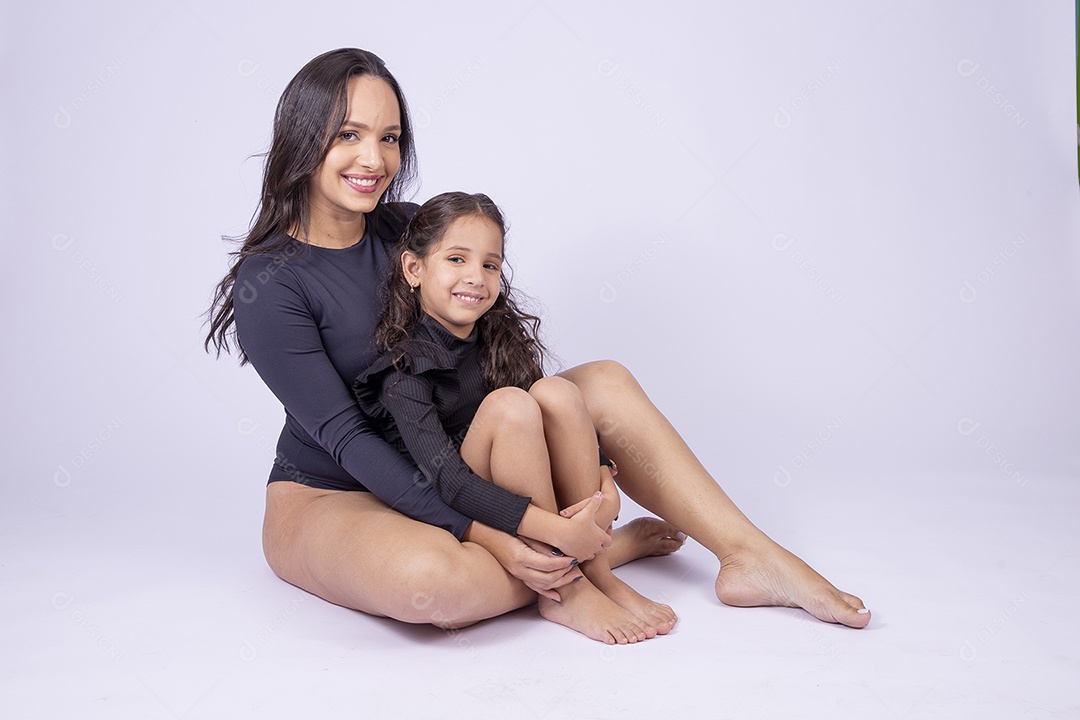 Retrato mulher com filha pequena criança