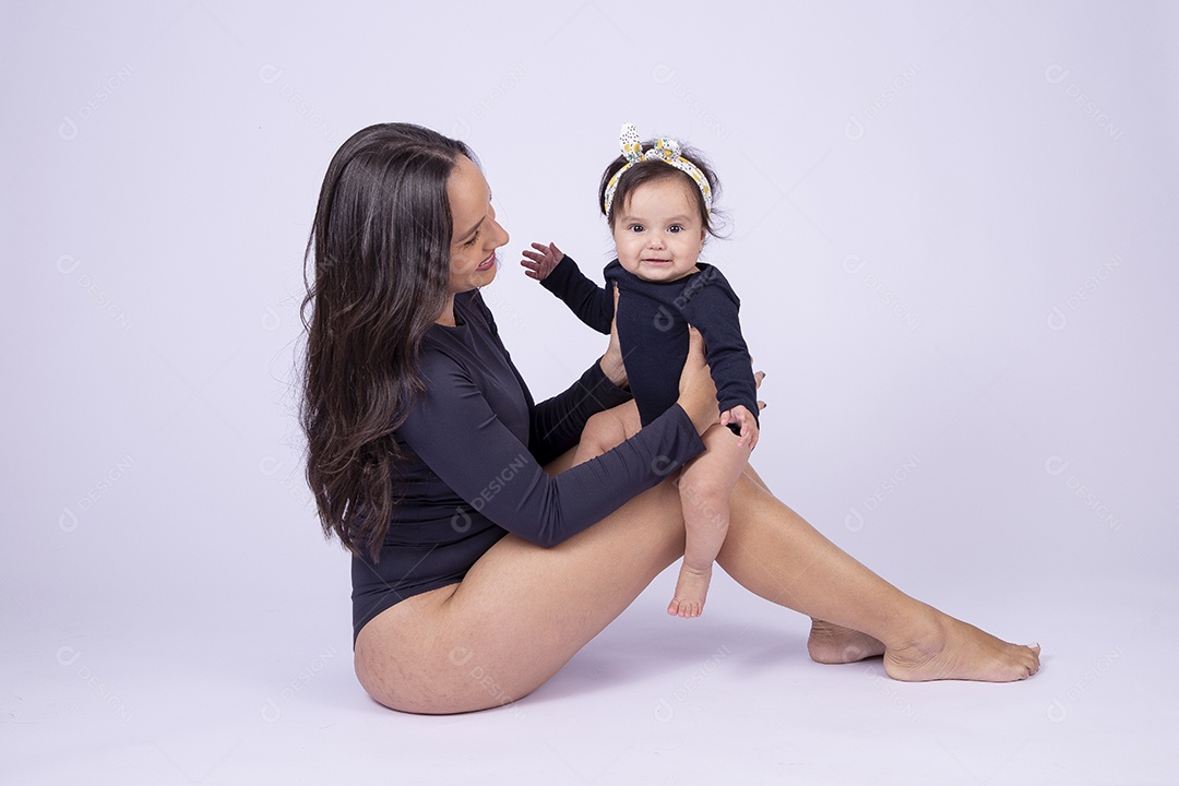 Retrato mulher com filha pequena bebê