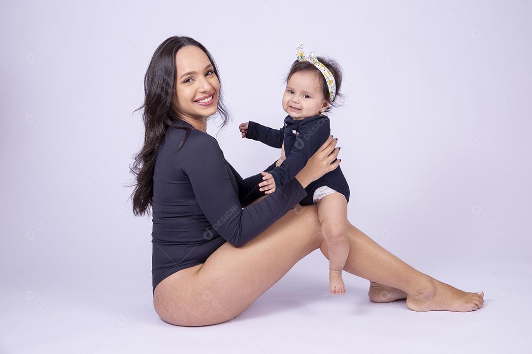 Retrato mulher com filha pequena bebê