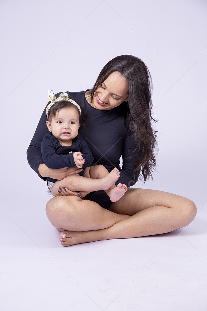 Retrato mulher com filha pequena bebê