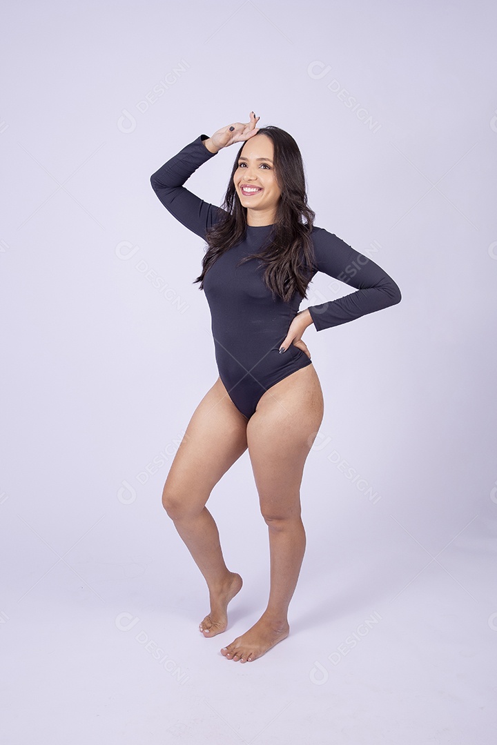 Linda mulher jovem com body preto sorridente