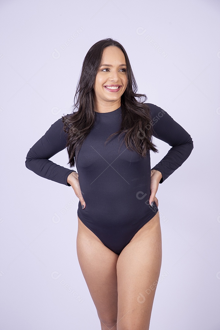 Linda mulher jovem com body preto em fundo branco