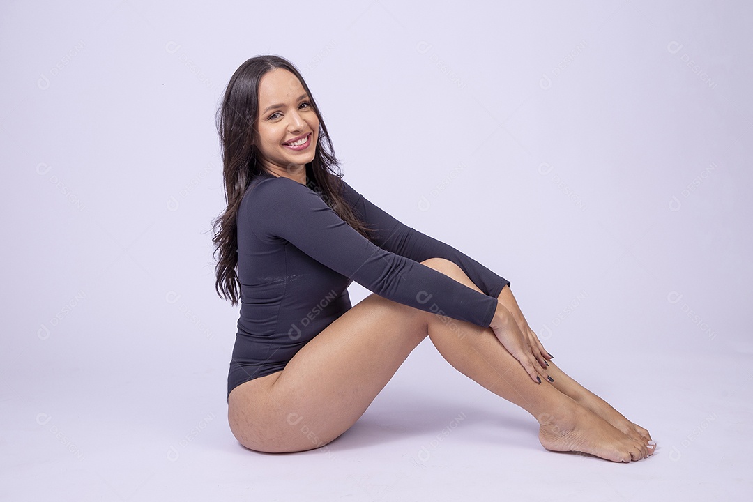 Linda mulher jovem com body preto em fundo branco