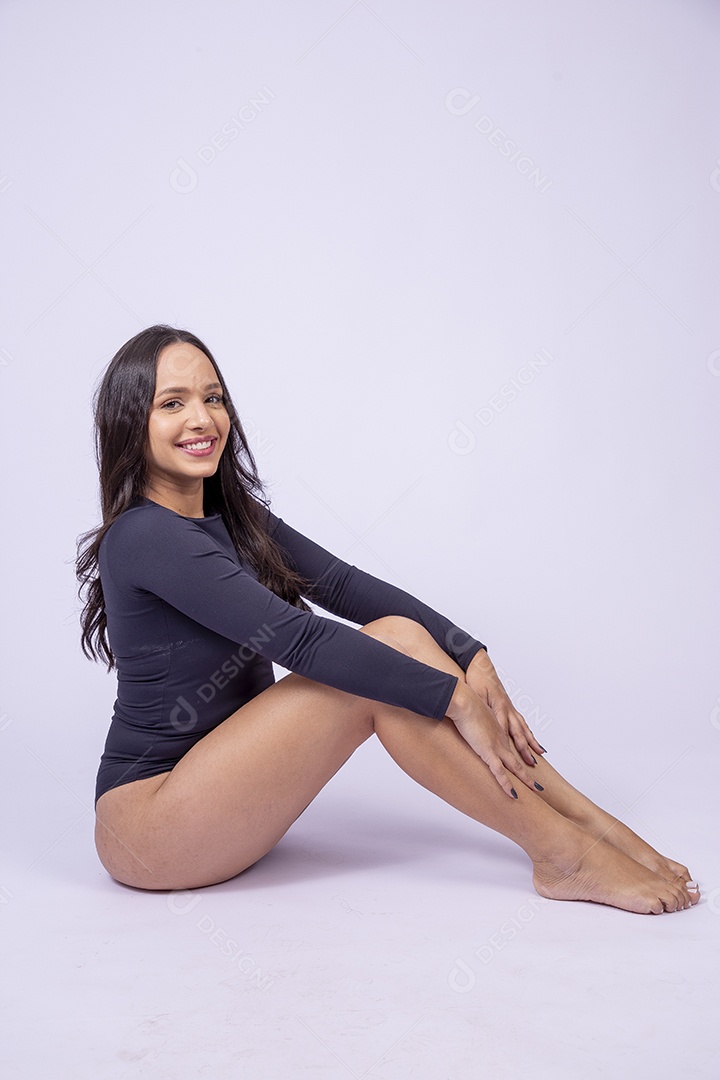 Linda mulher jovem com body preto em fundo branco