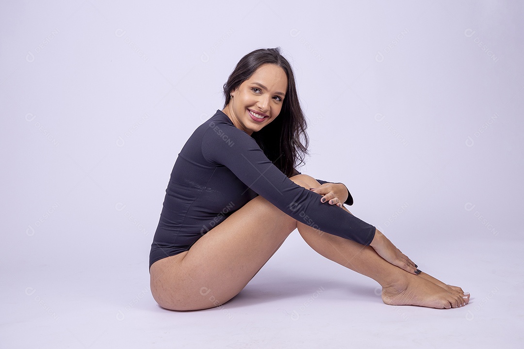 Linda mulher jovem com body preto em fundo branco