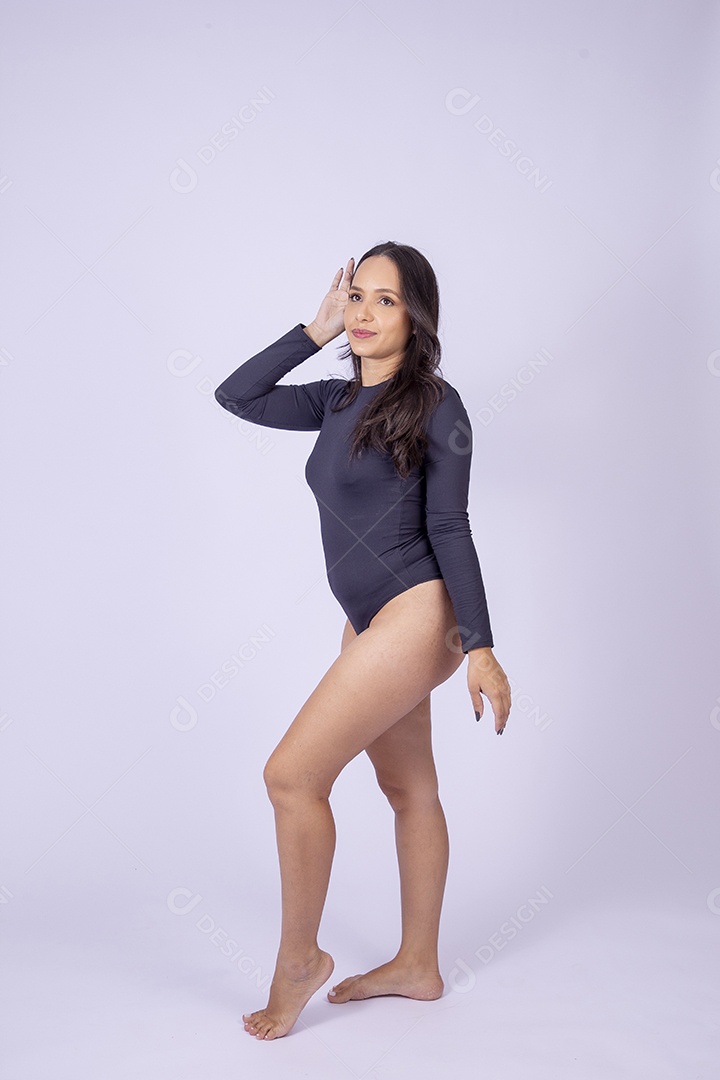 Linda mulher jovem com body preto em fundo branco