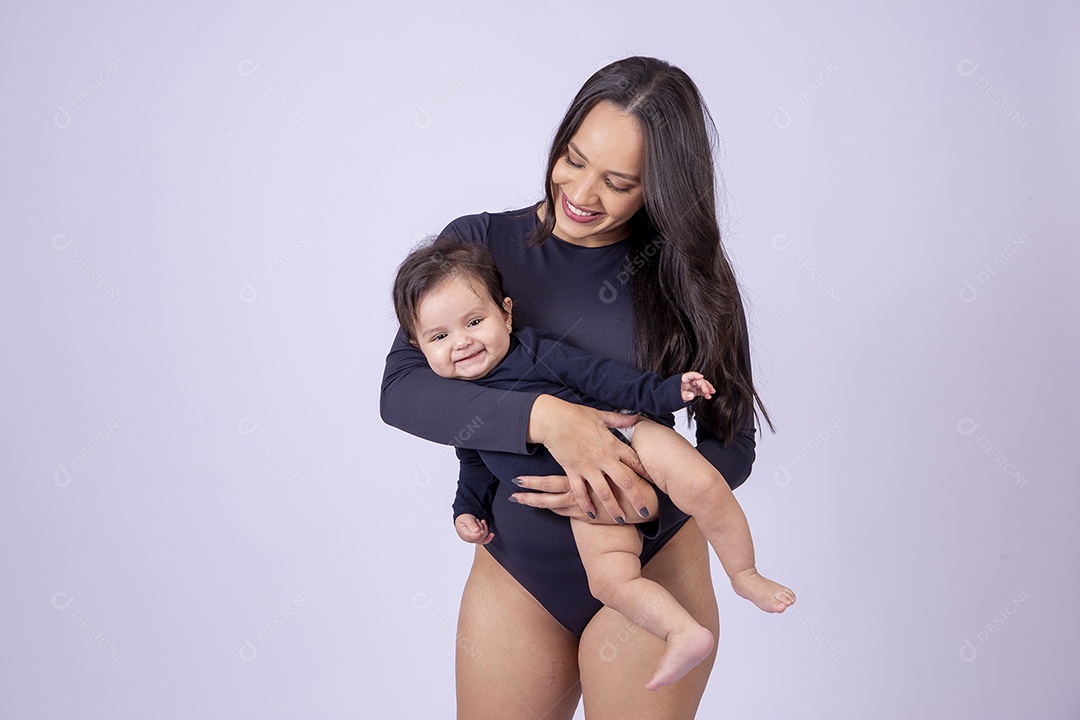 Linda mulher jovem com body preto sorridente segurando filha bebê